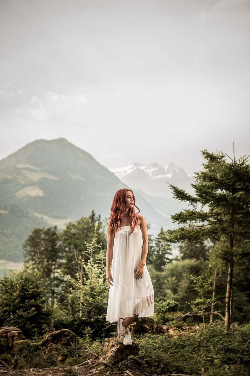 Fotoshooting mit Frau im Wald Tänzerin