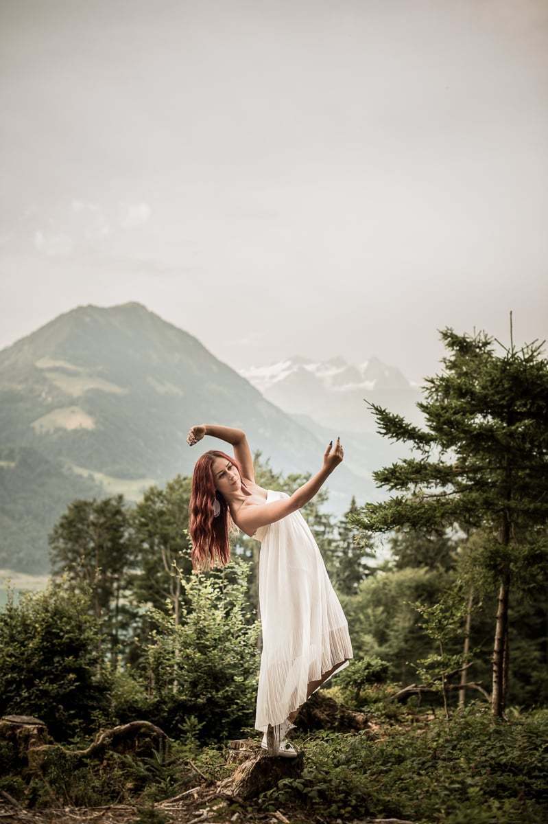 Fotoshooting mit Frau im Wald Tänzerin