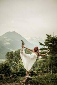 Fotoshooting mit Frau im Wald Tänzerin