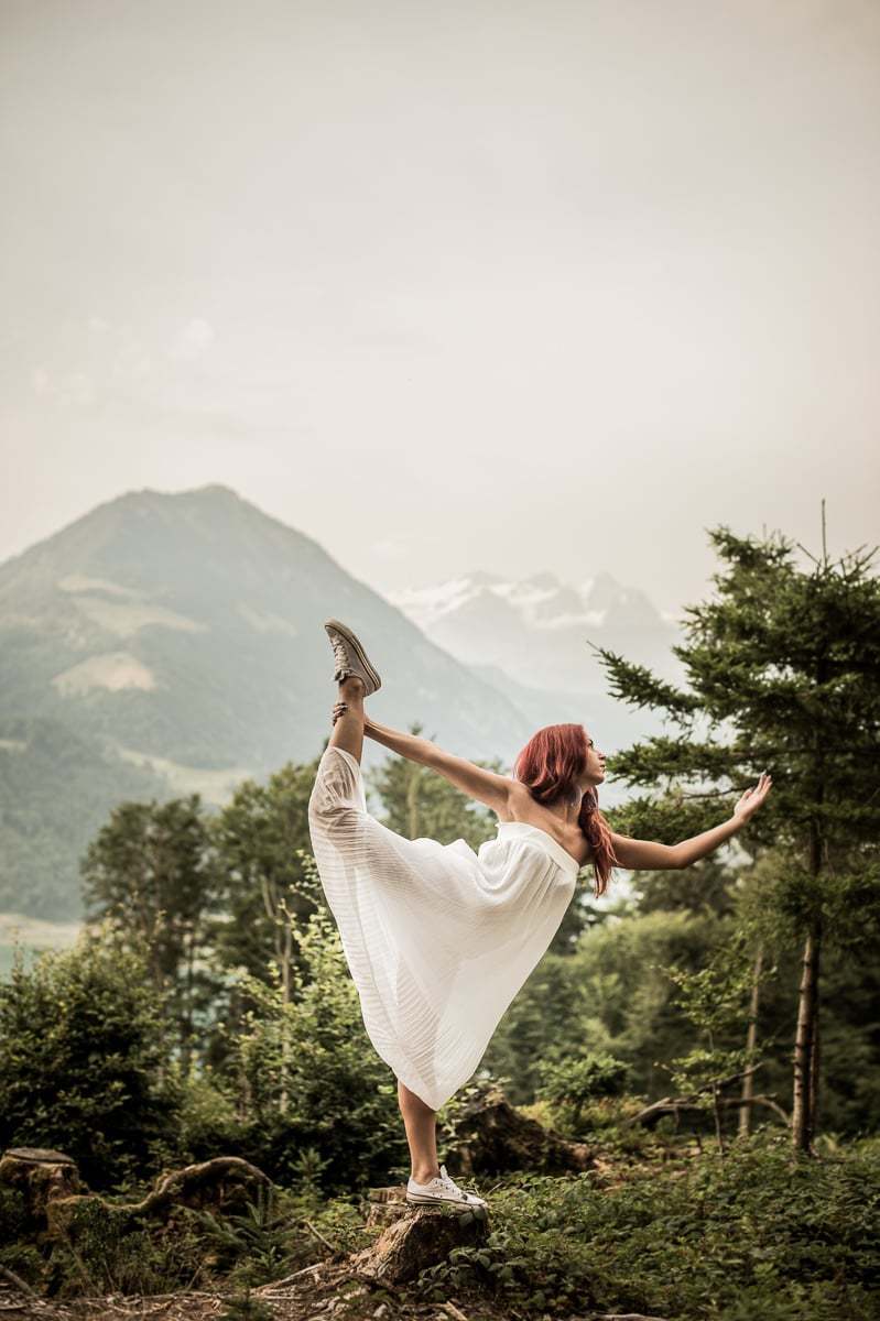 Fotoshooting mit Frau im Wald Tänzerin