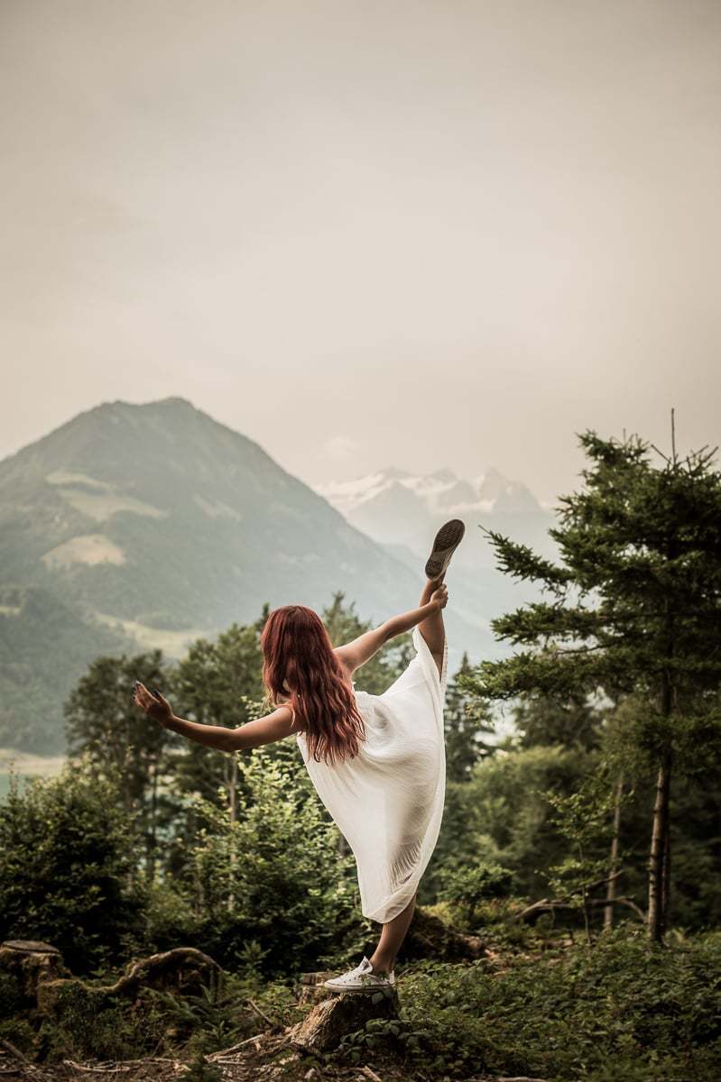 Fotoshooting mit Frau im Wald Tänzerin