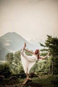 Fotoshooting mit Frau im Wald Tänzerin