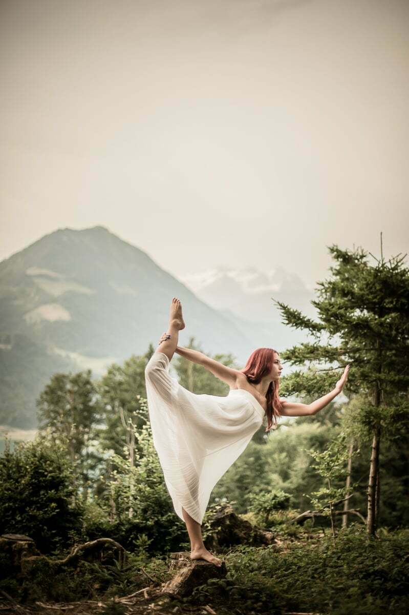 Fotoshooting mit Frau im Wald Tänzerin