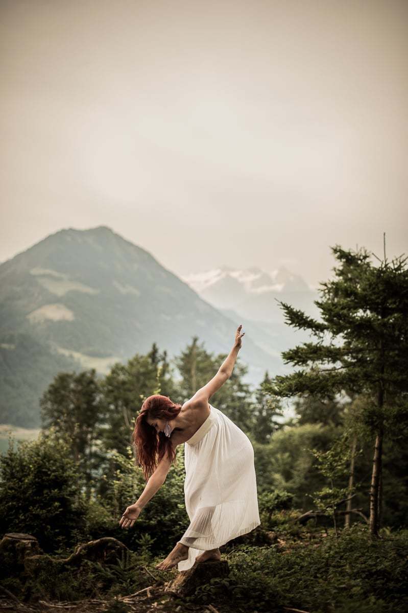 Fotoshooting mit Frau im Wald Tänzerin