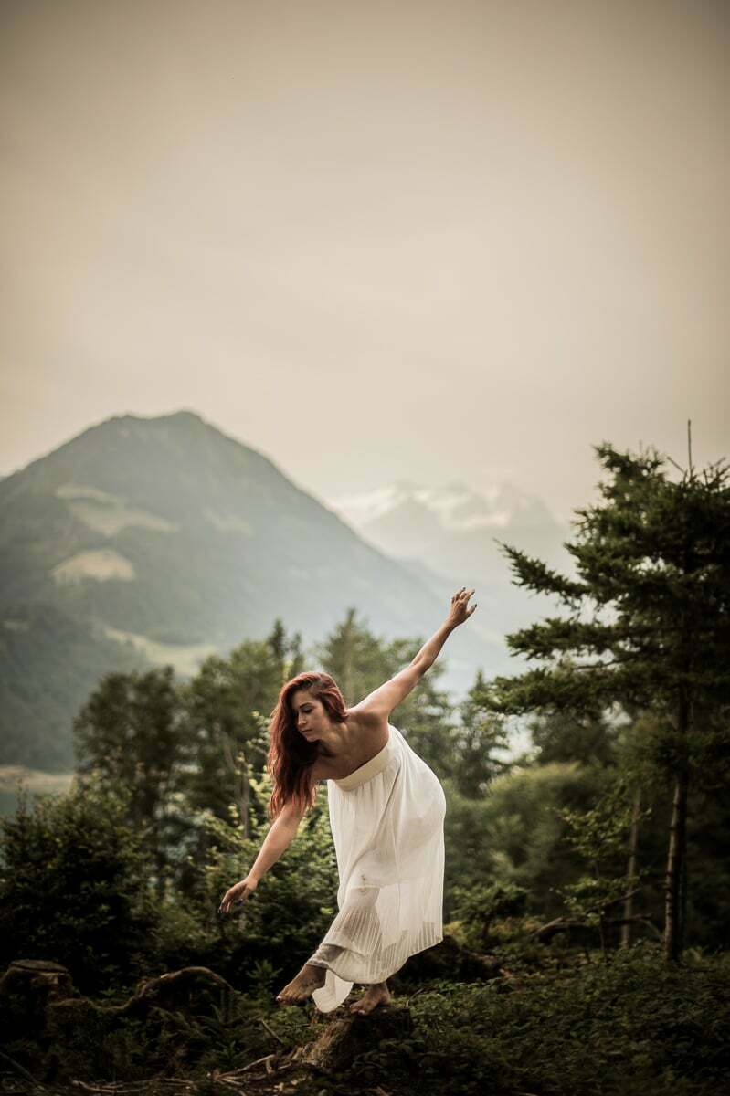Fotoshooting mit Frau im Wald Tänzerin