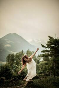Fotoshooting mit Frau im Wald Tänzerin