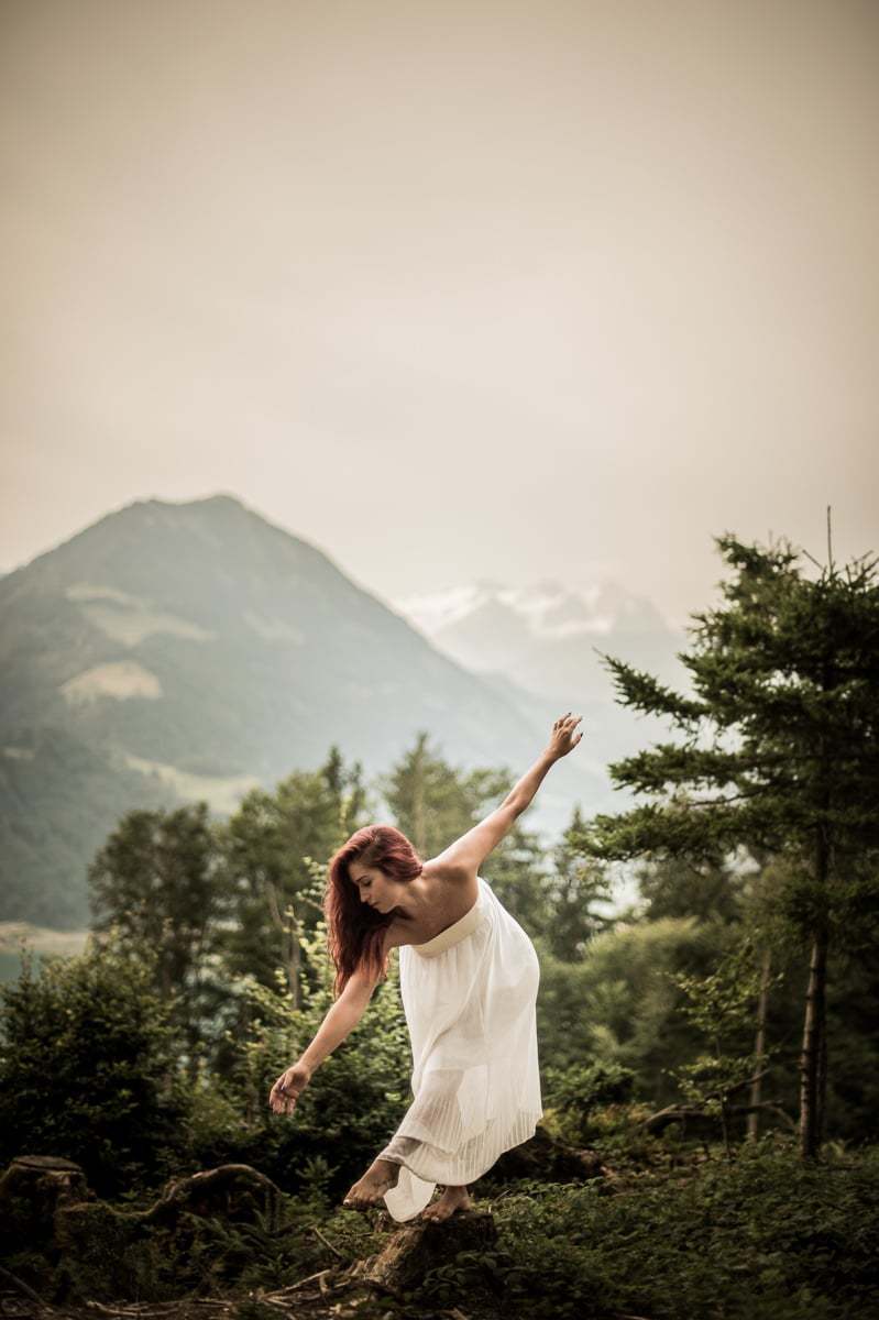 Fotoshooting mit Frau im Wald Tänzerin