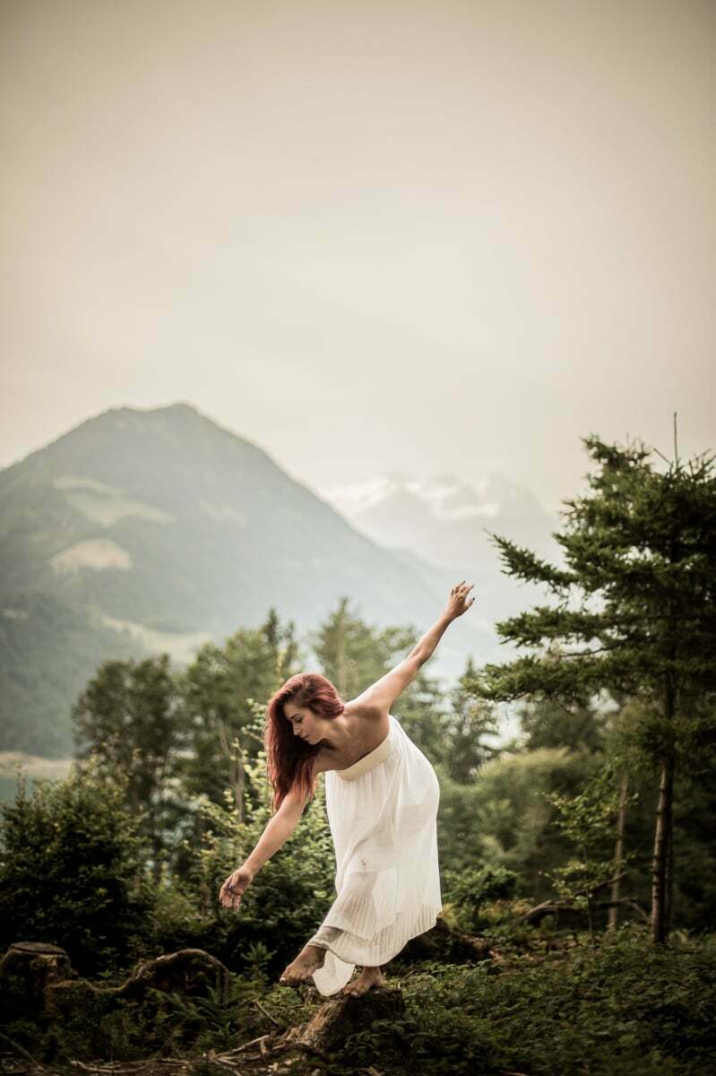 Fotoshooting mit Frau im Wald Tänzerin