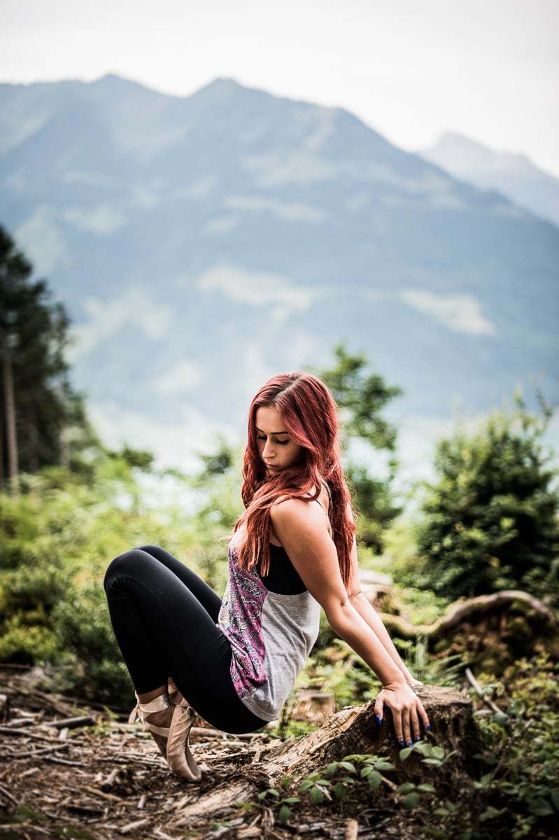 Fotoshooting mit Frau im Wald Tänzerin