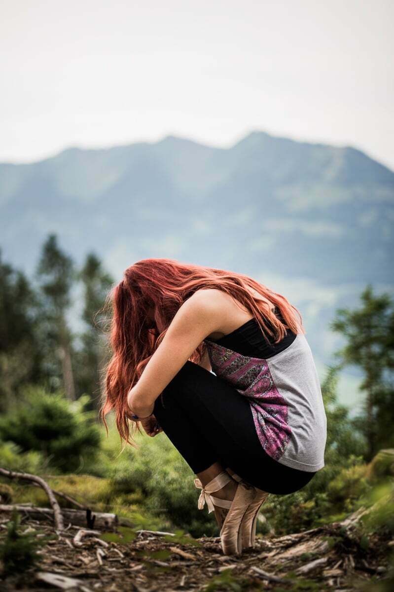 Fotoshooting mit Frau im Wald Tänzerin