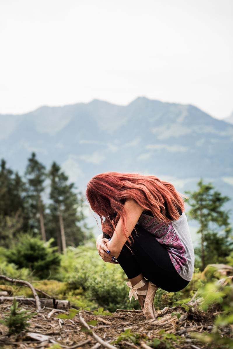 Fotoshooting mit Frau im Wald Tänzerin
