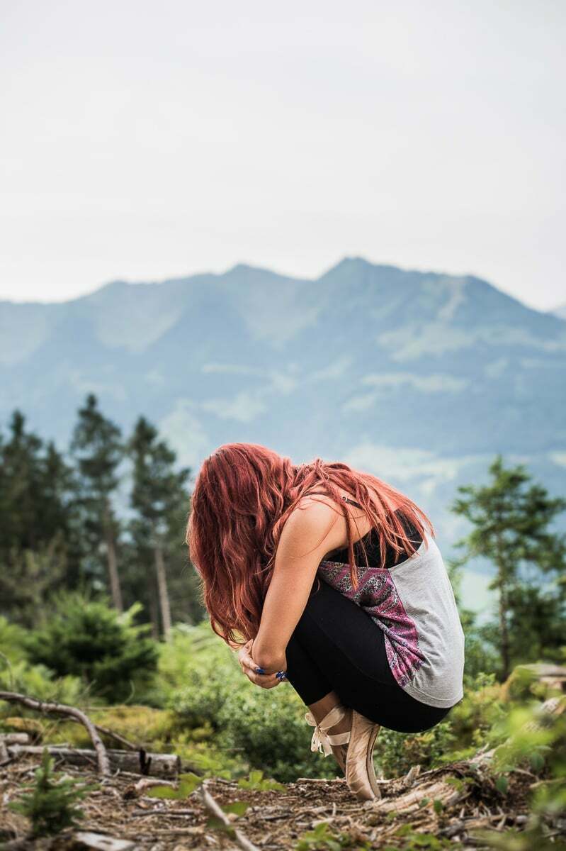 Fotoshooting mit Frau im Wald Tänzerin