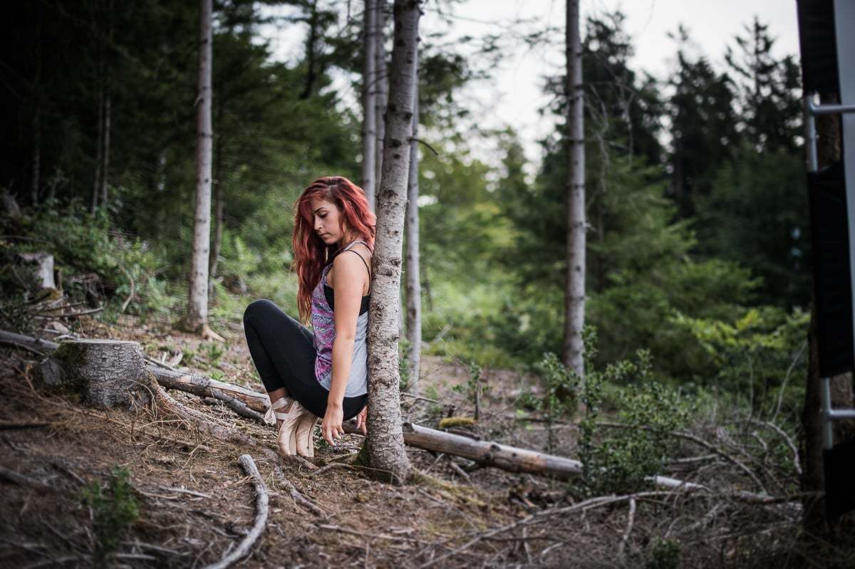 Fotoshooting mit Frau im Wald Tänzerin