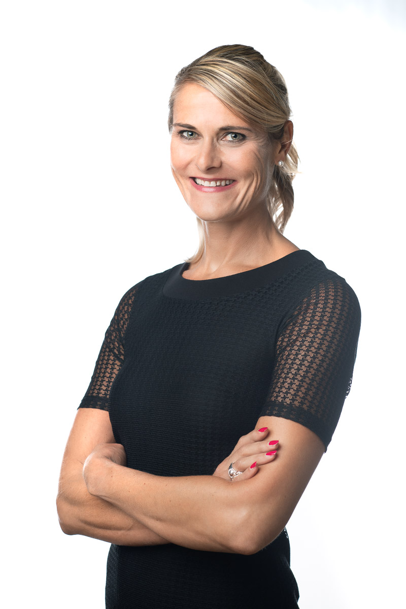 Headshots & Portraits Frau Businesswoman Businessportrait Frau Headshot einer Frau im Fotostudio fuer eine Business Webseite