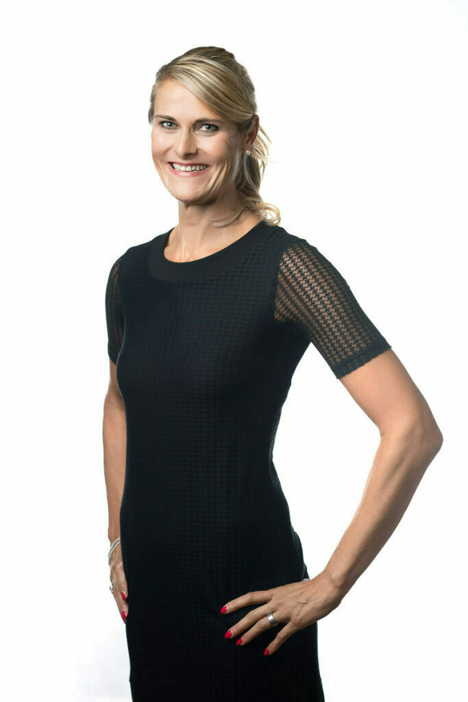 Businessportrait Frau Headshot einer Frau im Fotostudio fuer eine Business Webseite