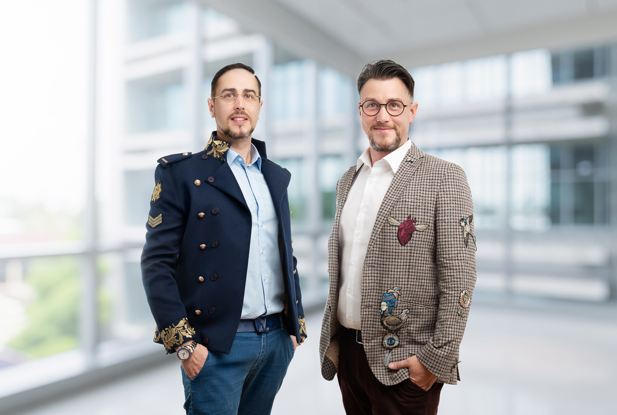 Businessportraits Composing vor weisser Wand und mit nachtraeglich eingefuegtem Hintergrund