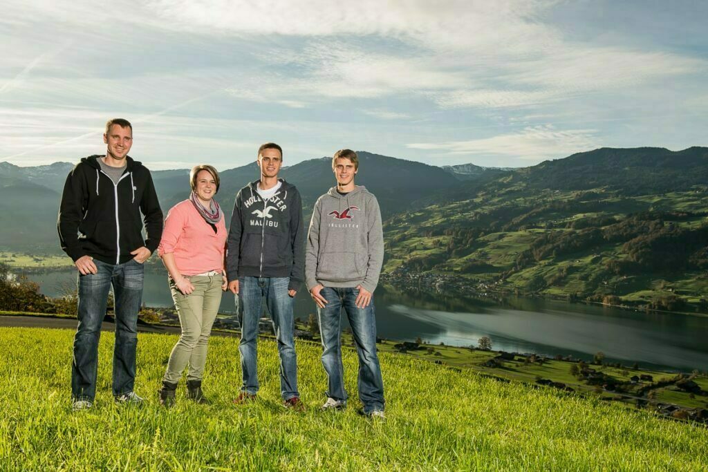 Geschwister Fotoshooting draussen in der Natur