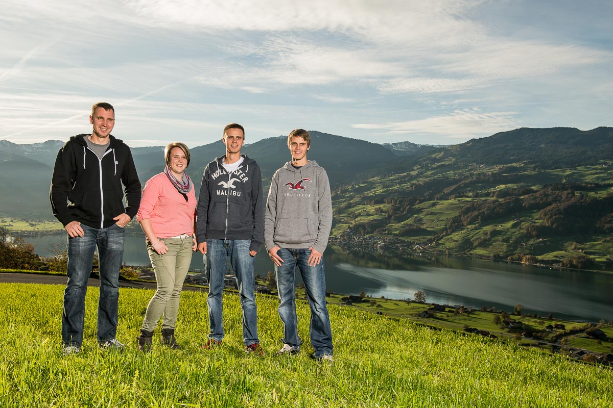 Geschwister Fotoshooting Geschwister Fotoshooting draussen in der Natur