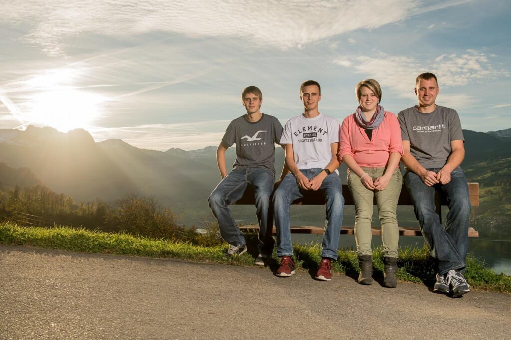 Geschwister Fotoshooting draussen in der Natur