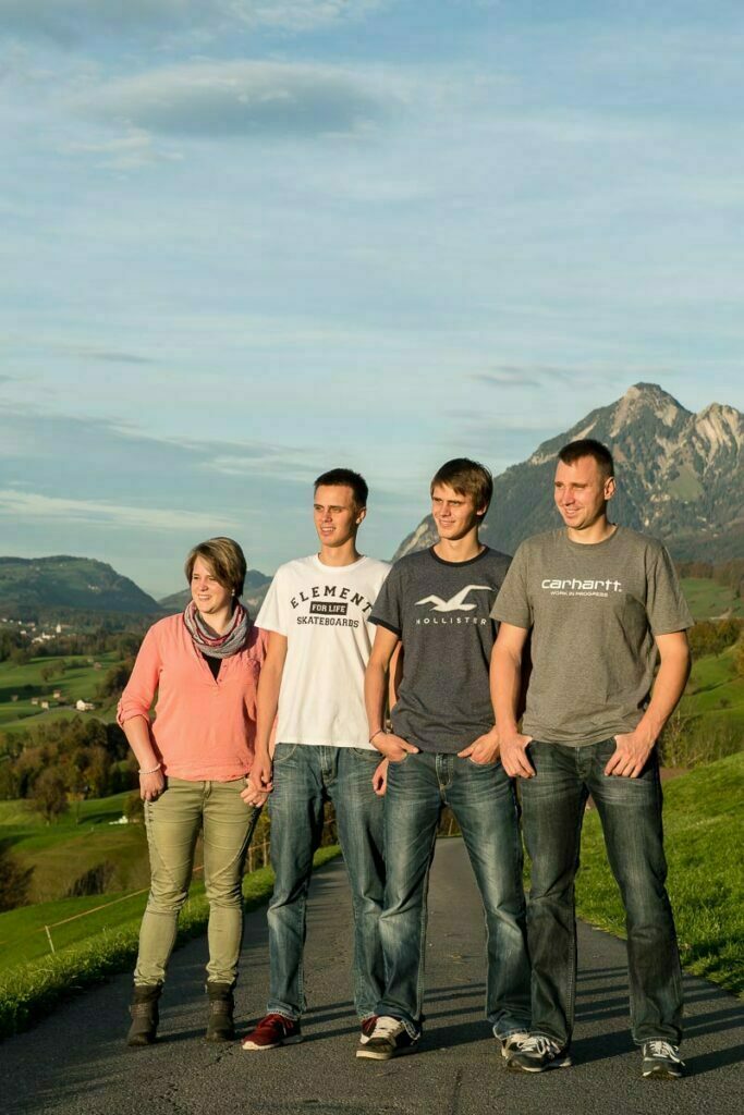 Geschwister Fotoshooting draussen in der Natur