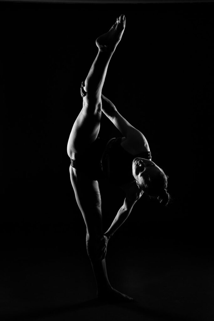 Tanz Fotoshooting mit Russischer Taenzerin Alyona im Fotostudio Fotograf fuer Poledance