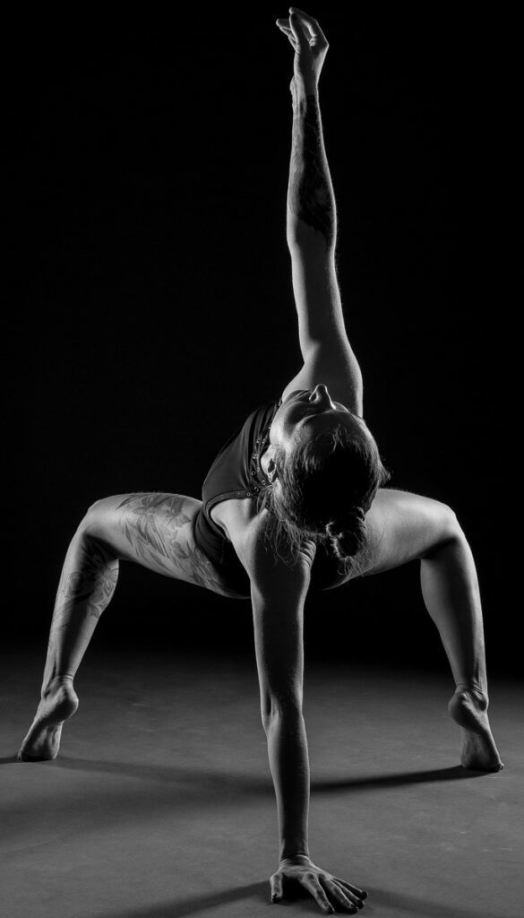 Tanz Fotoshooting mit Russischer Taenzerin Alyona im Fotostudio Fotograf fuer Poledance