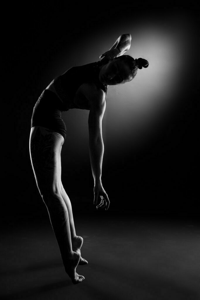 Tanz Fotoshooting mit Russischer Taenzerin Alyona im Fotostudio Fotograf fuer Poledance