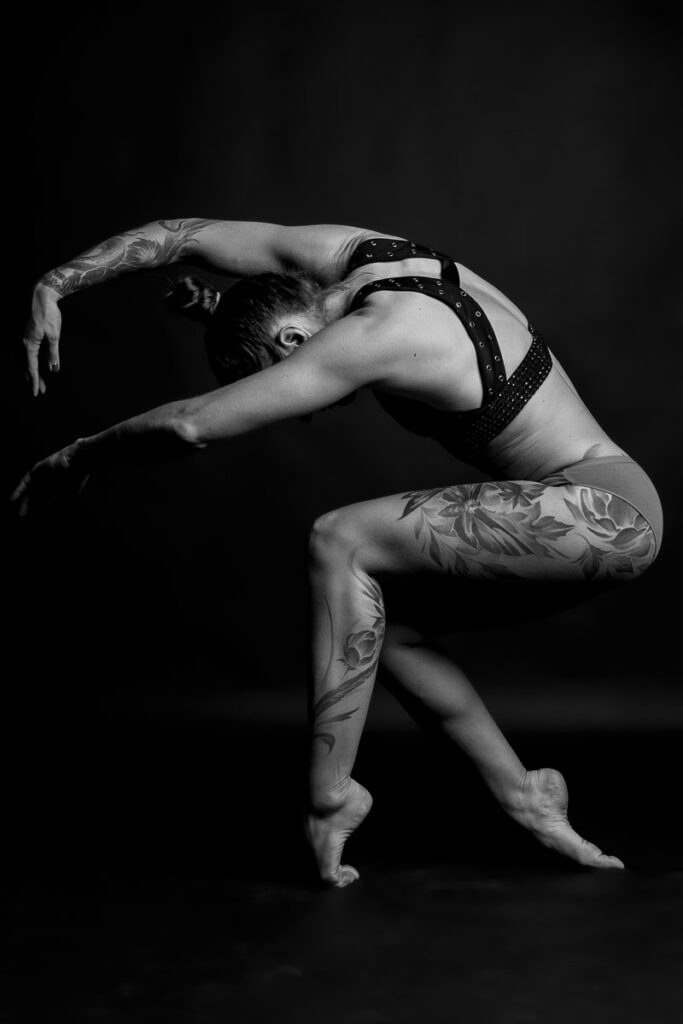 Tanz Fotoshooting mit Russischer Taenzerin Alyona im Fotostudio Fotograf fuer Poledance