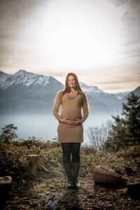 Fotoshooting Schwangerschaft Outdoor Draussen Babybauch Fotoshooting im Wald