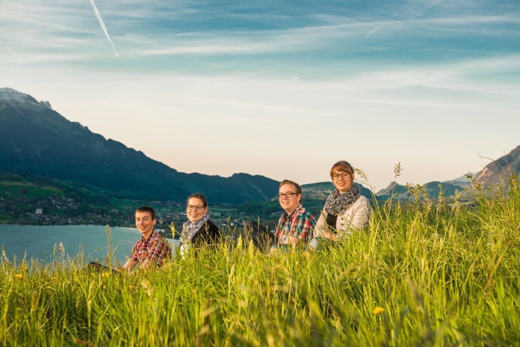 Outdoor Geschwister Fotoshooting Obwalden Nidwalden Luzern