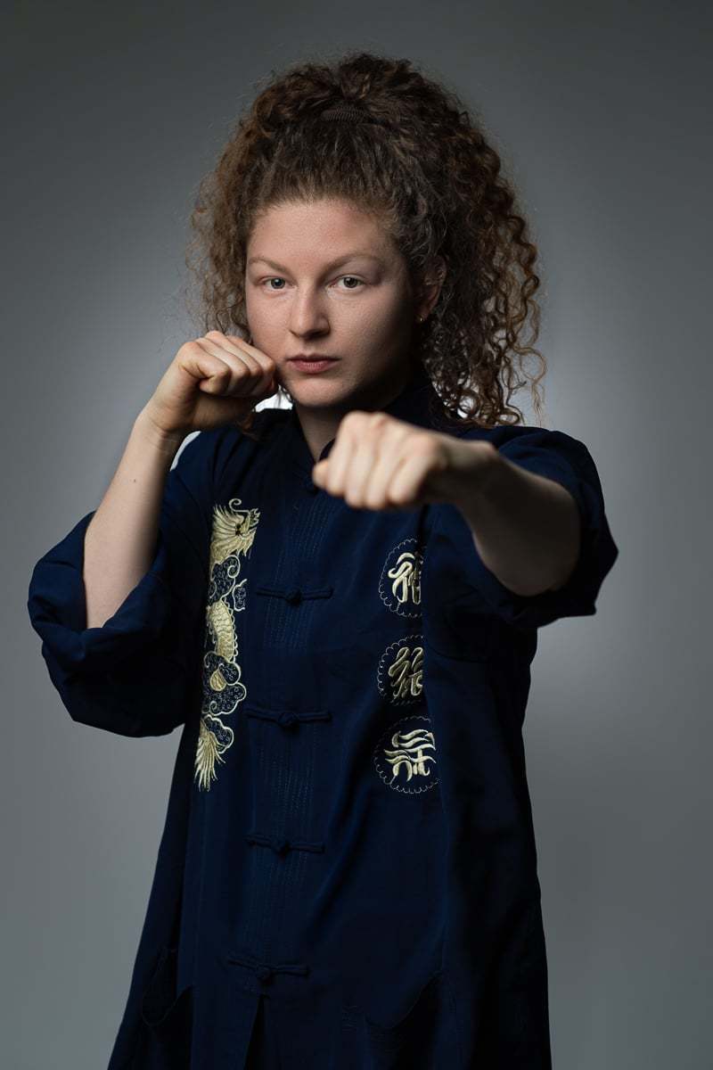 Kung Fu Kämpferin im Fotostudio in Sarnen Sportfotografie im Fotostudio Fotograf Obwalden