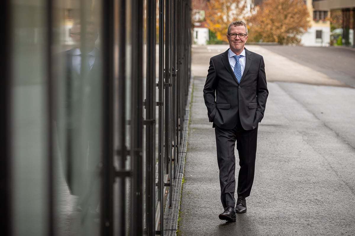 Businessportrait Outdoor Outdoor Businessportrait fuer Mann Fotograf Obwladen