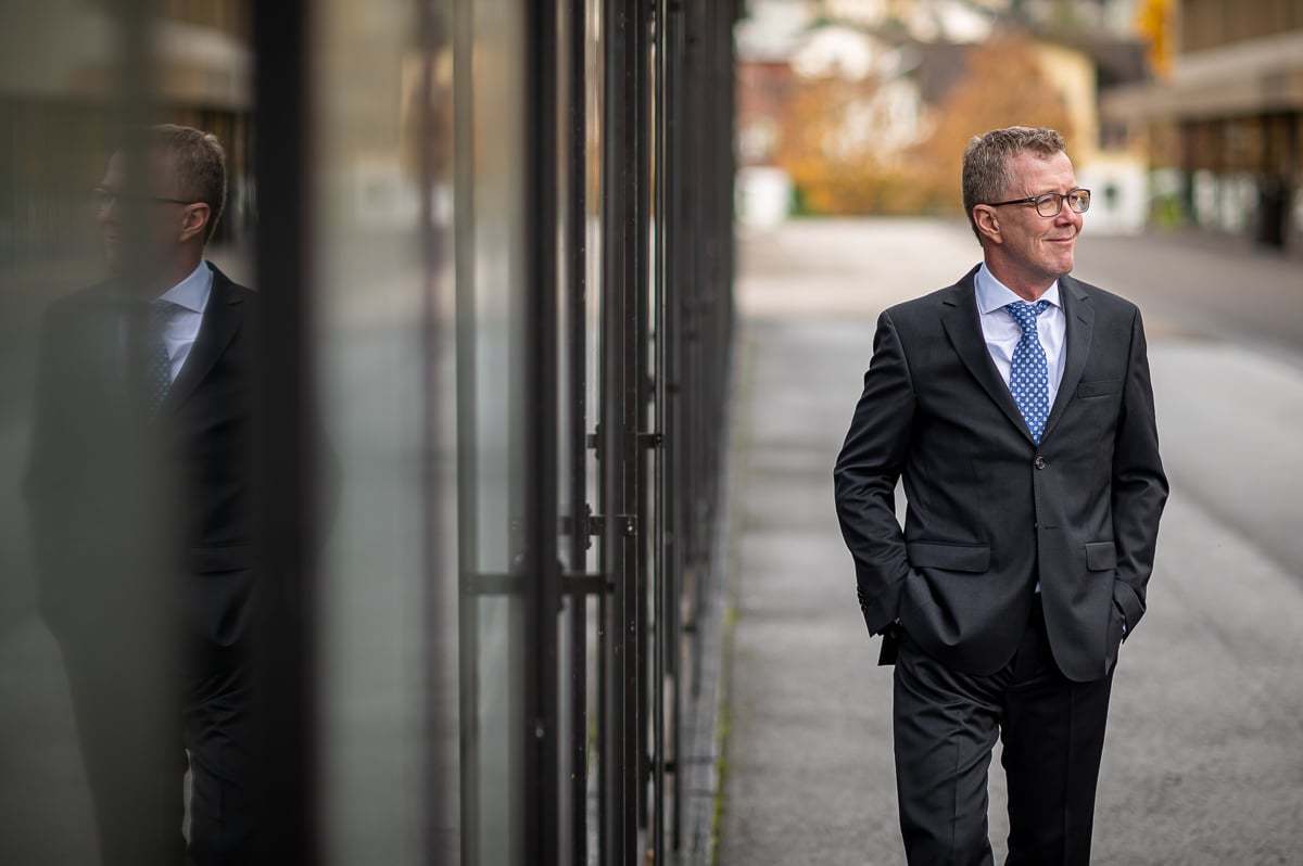 Businessportrait Outdoor Outdoor Businessportrait fuer Mann Fotograf Obwladen