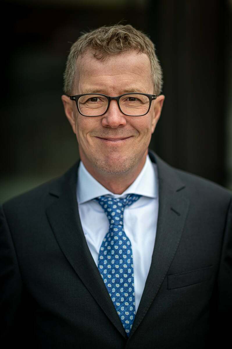 Businessportrait Outdoor Outdoor Businessportrait fuer Mann Fotograf Obwladen