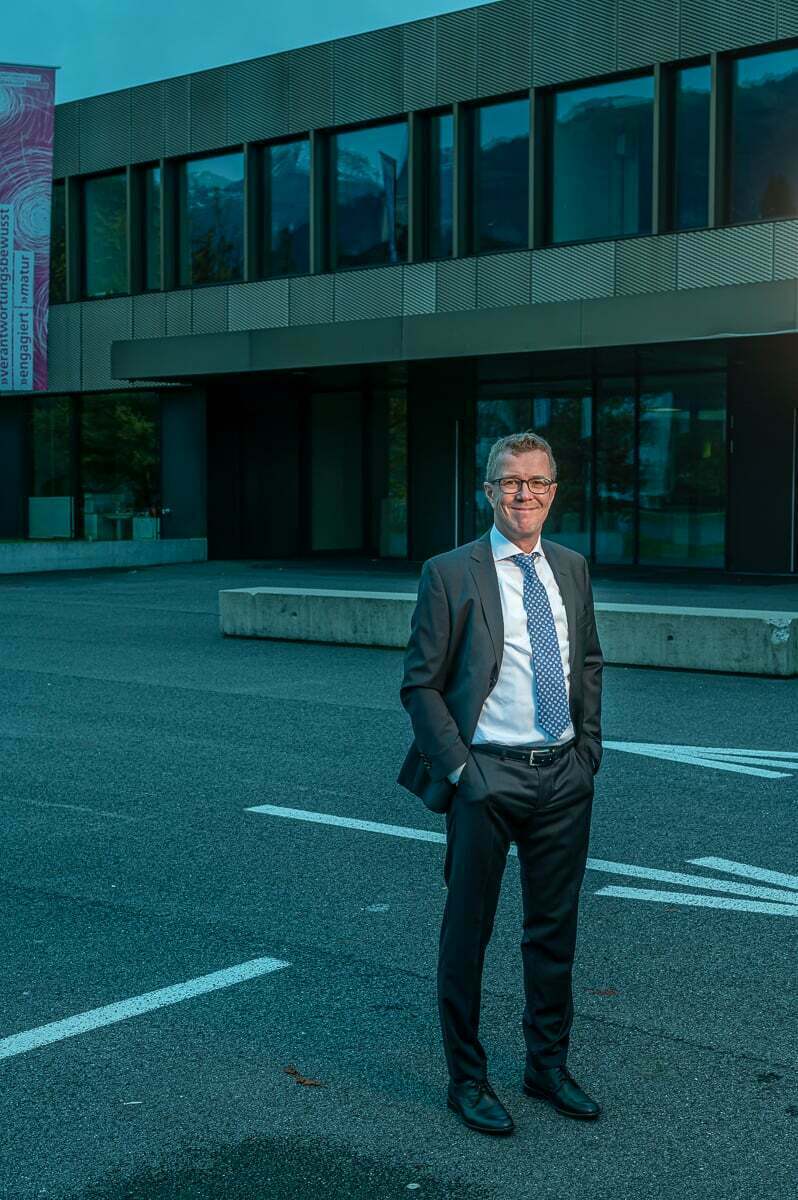 Businessportrait Outdoor Outdoor Businessportrait fuer Mann Fotograf Obwladen
