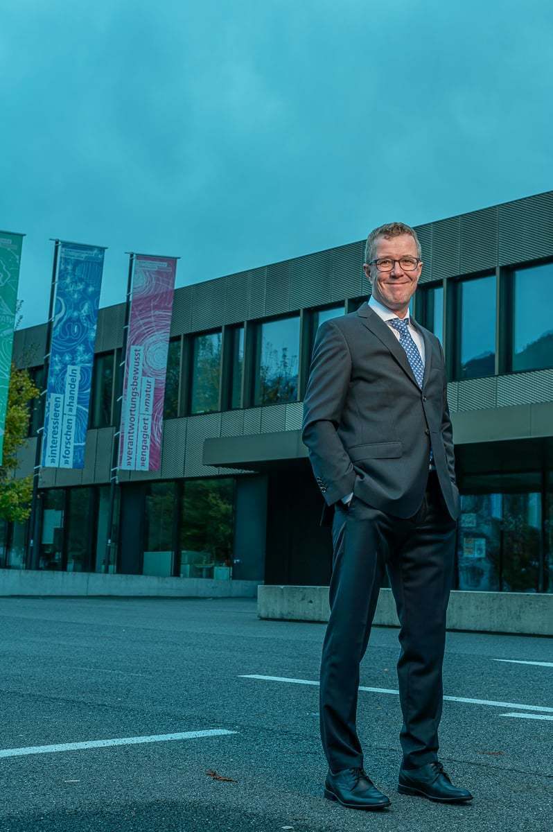 Businessportrait Outdoor Outdoor Businessportrait fuer Mann Fotograf Obwladen