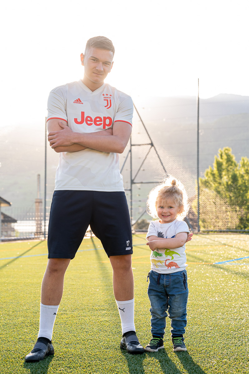 Sportportraits Fussballplatz Strobist Sportportraits in Abenddaemmerung auf Fussballplatz