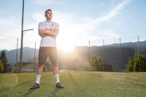 Strobist Sportportraits in Abenddaemmerung auf Fussballplatz