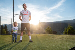Strobist Sportportraits in Abenddaemmerung auf Fussballplatz