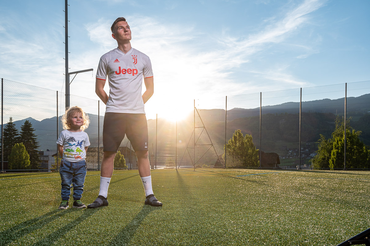 Sportportraits Fussballplatz Strobist Sportportraits in Abenddaemmerung auf Fussballplatz