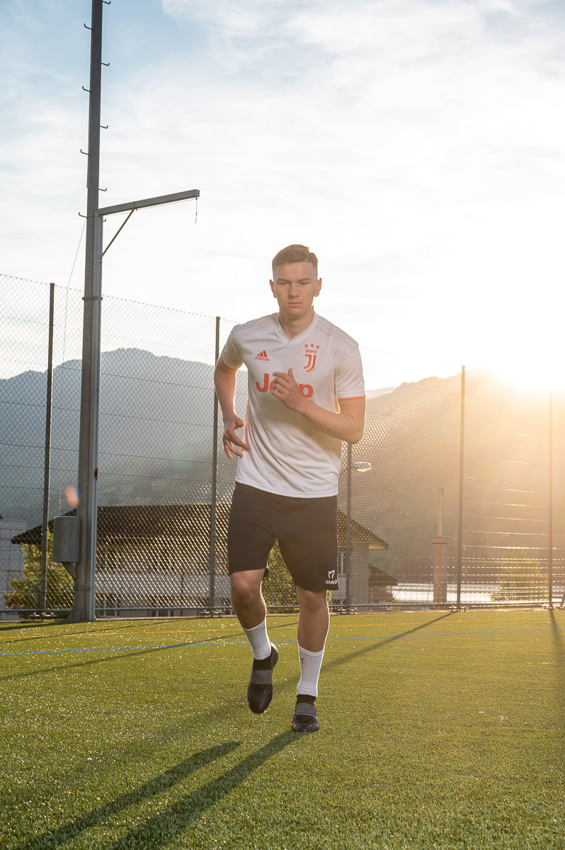 Sportportraits Fussballplatz Strobist Sportportraits in Abenddaemmerung auf Fussballplatz
