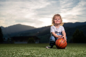 Strobist Sportportraits in Abenddaemmerung auf Fussballplatz