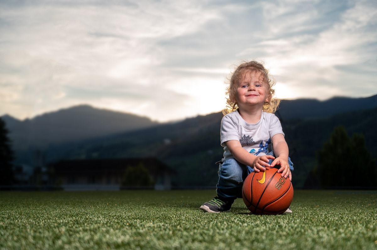 Sportportraits Fussballplatz Strobist Sportportraits in Abenddaemmerung auf Fussballplatz