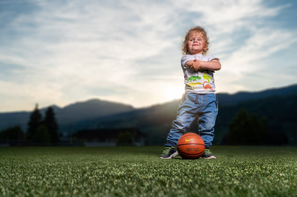 Strobist Sportportraits in Abenddaemmerung auf Fussballplatz