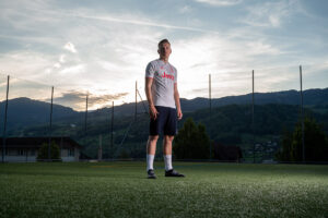 Strobist Sportportraits in Abenddaemmerung auf Fussballplatz