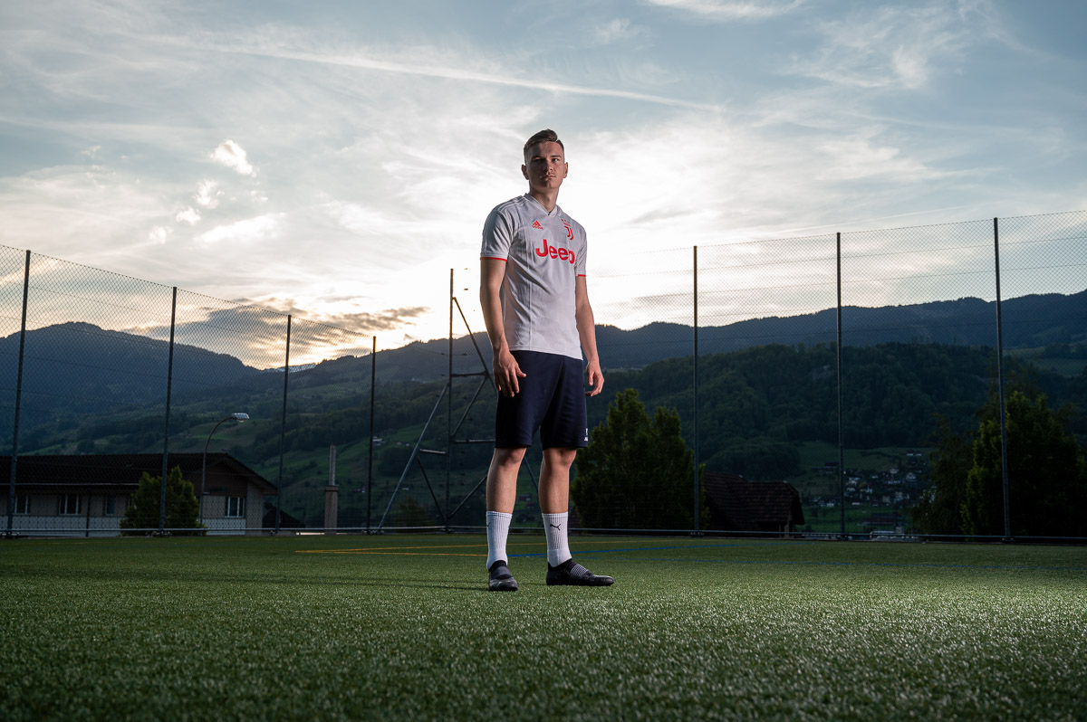 Sportportraits Fussballplatz Strobist Sportportraits in Abenddaemmerung auf Fussballplatz