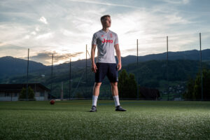 Strobist Sportportraits in Abenddaemmerung auf Fussballplatz