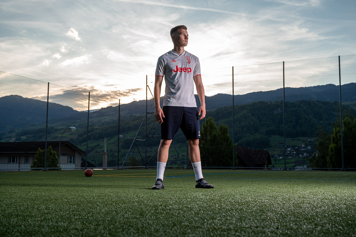Sportportraits Fussballplatz Strobist Sportportraits in Abenddaemmerung auf Fussballplatz