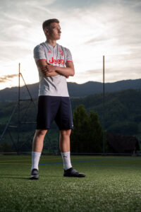 Strobist Sportportraits in Abenddaemmerung auf Fussballplatz