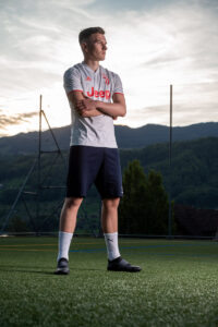 Strobist Sportportraits in Abenddaemmerung auf Fussballplatz